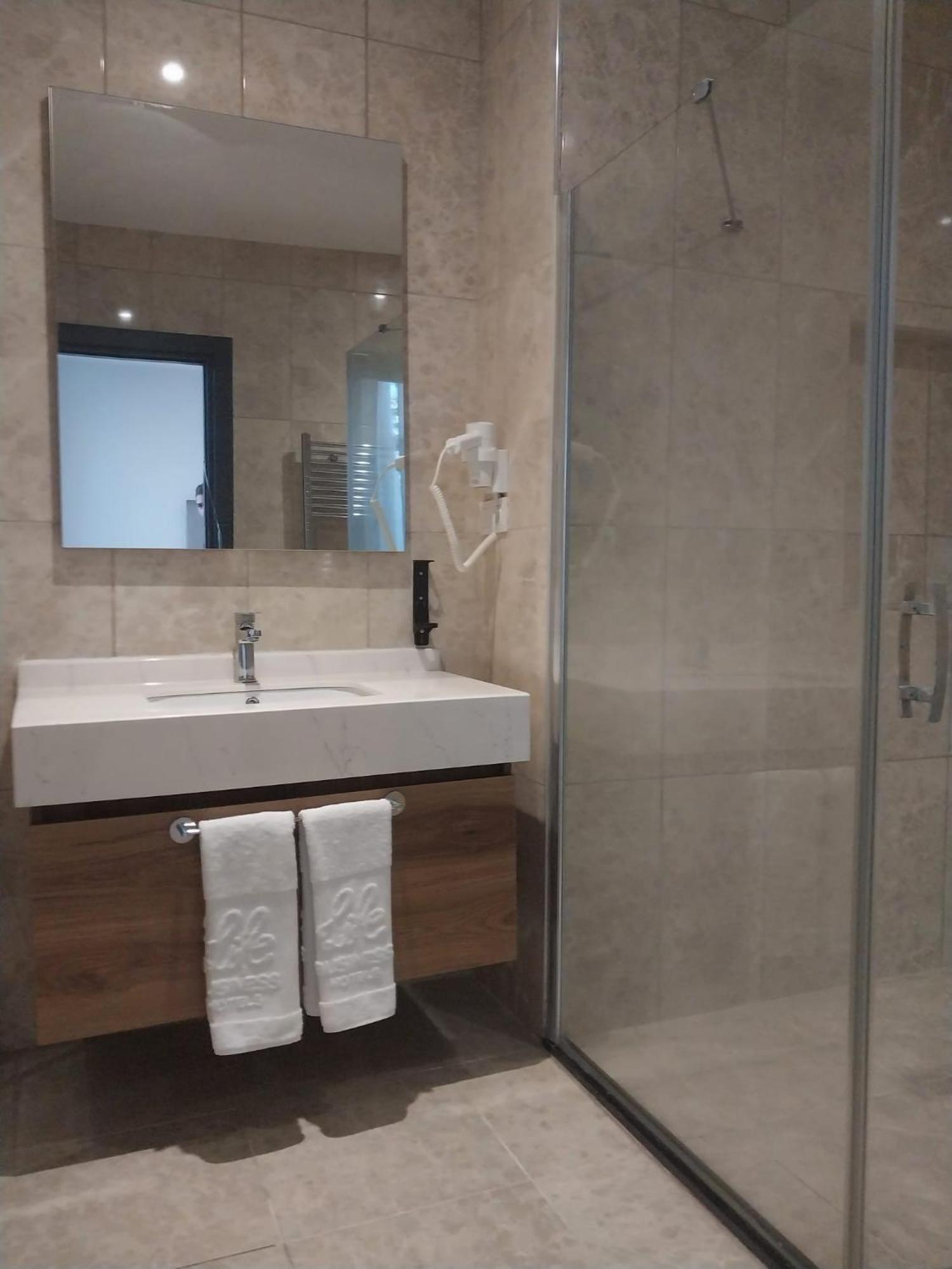 Business Life Guenesli Otel